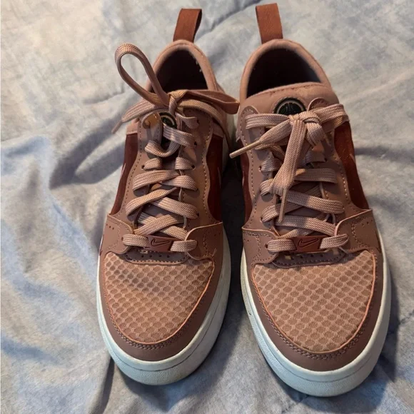 Nike women’s Sneakers in Pink and White - Picture 3 of 4